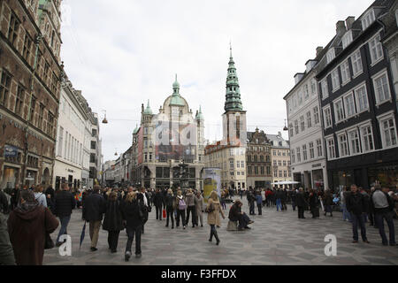 Touristischen Ort Blick auf Amagertorv Storch Brunnen voll Ort; Kopenhagen; Dänemark; Scandinavia Stockfoto