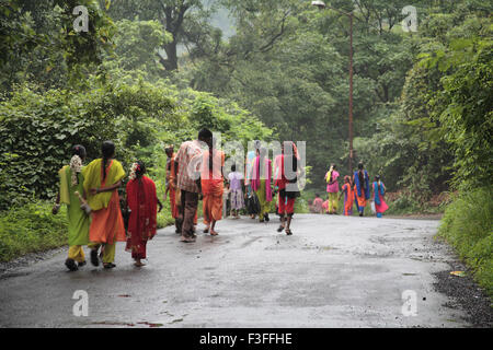 Adivasi; Stammes-junge Mädchen und ein Junge den Hügel hinunter, während der Monsun; in Thane Bezirk; Maharashtra; Indien Stockfoto