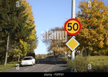 Weißes Auto unterwegs auch Zeichen Board Tempolimit 50; Skepplanda; Schweden; Skandinavische Stockfoto