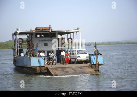 Fähre aus Chorao Insel, Ribander Dr. Salim Ali Bird Sanctuary im Hintergrund Goa Stockfoto