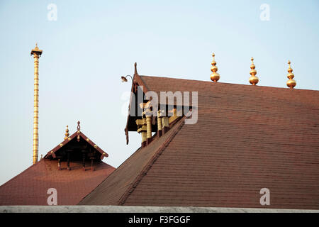 Personal Dhwajasthambam oder Flagge eingehüllt in vergoldet Gold in Höhe von 600 Fuß und das Dach des Guruvayur Tempel Thrissur, Kerala Stockfoto