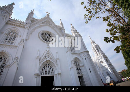 Basilika der Muttergottes von scherzen mit drei Tower Turm 146 ft hohen hinteren Bibel Turm 260 Fuß hoch Kirche Thrissur Kerala Stockfoto