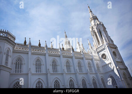 Basilika der Muttergottes von scherzen mit drei Tower Turm 146 ft hohen hinteren Bibel Turm 260 Fuß hoch Kirche Thrissur Kerala Stockfoto