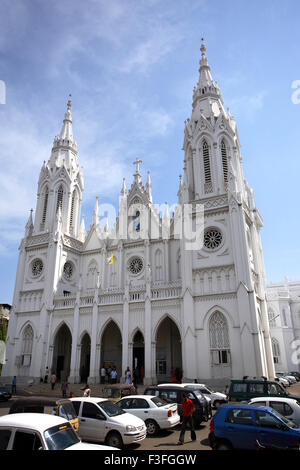 Basilika der Muttergottes von scherzen mit drei Turm Frontturm 146 ft hohen hinteren Bibel Turm 260 Fuß hoch Kirche Thrissur Kerala Stockfoto