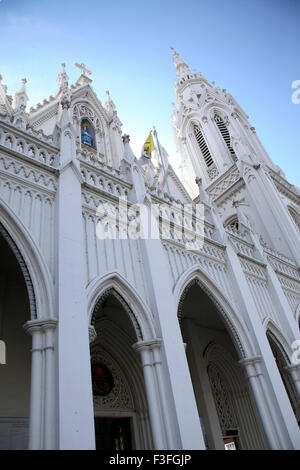 Basilika der Muttergottes von Alter 146 ft hohen hinteren Bibel Turm 260 Fuß hoch Churchhas 15 Alrs buil0; Thrissur; Kerala; Indi Stockfoto