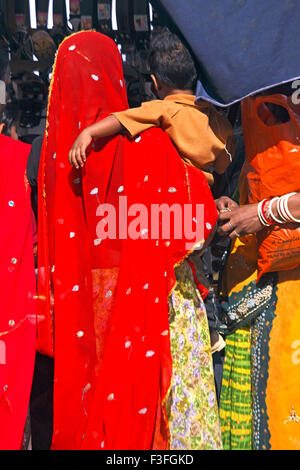 Rajasthani-Frau mit einem Kind in Pushkar fair; Rajasthan; Indien Stockfoto