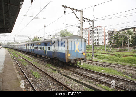 Passagier Kushinagar express Zug verlassen Thane Bahnhof; Maharashtra; Indien keine PR Stockfoto