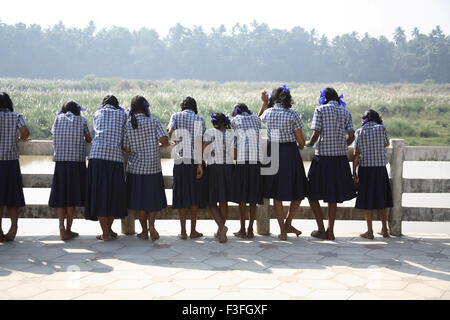 Schulmädchen in Uniform der blauen Hemd Rock steht am Ufer des Flusses Purna bei Adi Shankarachaya Tempel Kaldi Kerala Stockfoto