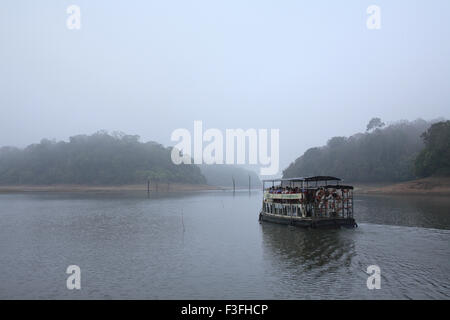 Am frühen Morgen Landschaft des Periyar See Touristen auf Boot fahren am Periyar See; Periyar Wildlife Sanctuary; Thekkady; Kerala Stockfoto