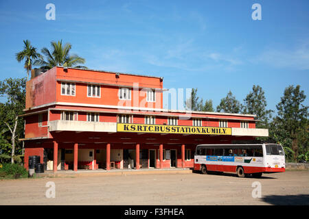 Kerala Regierung öffentliche Verkehrsmittel; Busstandplatz KSRTC oder Kerala State Road Transport Corporation; Kumilu Kerala Stockfoto