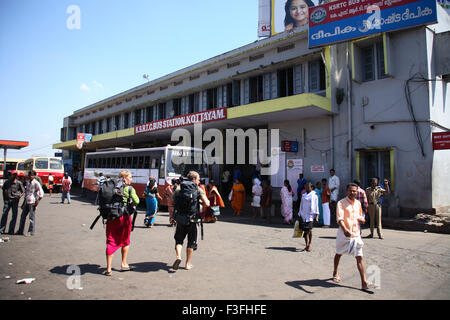 Landesregierung Straßenverkehr; KSRTC Kerala State Road Transport Corporation; Busstandplatz; Kottayam; Kerala Stockfoto