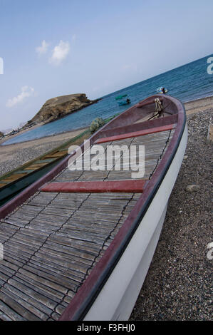 Boot am Strand in einem Stranddorf in der Nähe von Muscat in das Sultanat Oman, ein sicheres und freundliches Golfstaat Urlaubsziel Stockfoto