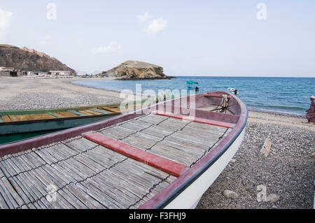 Boot am Strand in einem Stranddorf in der Nähe von Muscat in das Sultanat Oman, ein sicheres und freundliches Golfstaat Urlaubsziel Stockfoto