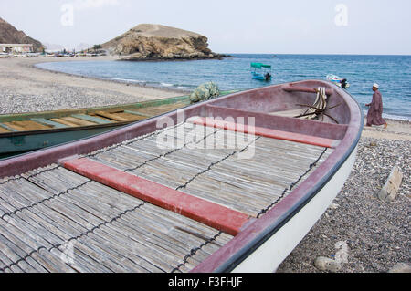 Boot am Strand in einem Küstendorf in das Sultanat Oman, ein sicheres und freundliches Golfstaat Urlaubsziel Stockfoto