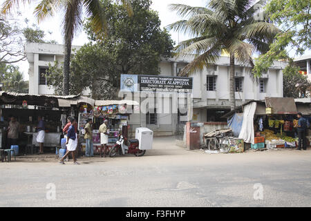 Kleine Geschäfte auf der Straße und Gebäude des Zustand-Wasser-Transport-Abteilung; Direktion; Alappuzha Alleppey; Kerala Stockfoto