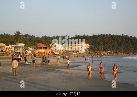 Touristen am Strand von Kovalam Abend; Thiruvananthapuram Bezirk; Kerala; Indien kein Model-Release verfügbar Stockfoto