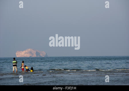 Eine Familie blickt auf den Golf von Oman in Maskat in das Sultanat Oman, eine sichere, freundliche Golfstaat Urlaubsziel Stockfoto