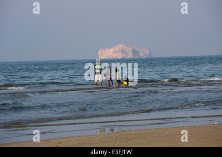 Eine Familie blickt auf den Golf von Oman in Maskat in das Sultanat Oman, eine sichere, freundliche Golfstaat Urlaubsziel Stockfoto