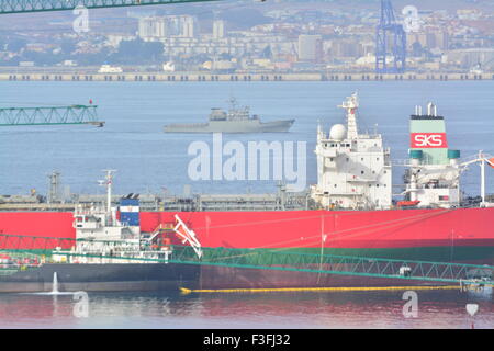 Gibraltar 7. Oktober 2015 - ein Patrouillenboot Serviola Spanischunterricht, p71 Serviola navigieren durch Gibraltar Gewässer, über die Bucht von Gibraltar, dicht gefolgt von Royal Navy Gibraltar Geschwader Patrouillenboot heute beobachtet wurde. Die Anwesenheit des spanischen Kriegsschiff kommt, nachdem zahlreiche Einfälle in Gibraltar Gewässer vom spanischen Staat Schiffe in den letzten Wochen, einschließlich das Vorhandensein von zwei spanischen Staat Schiffe letzte Woche Montoring eine UK Grenztruppen Übung auf der Ostseite des Felsens von Gibraltar gemeldet wurden. Bildnachweis: Stephen Ignacio/Alamy Live-Nachrichten Stockfoto