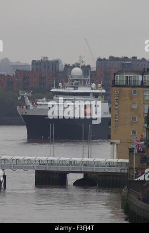 London, UK.  7. Oktober 2015. Die National Oceanography Centre Royal Forschung Schiff (RRS) "Entdeckung" kommt in London. -Verantwortlich für die ozeanographische Forschung - Entdeckung ist das 4. Schiff trägt den Namen und wurde im Jahr 2013 gebaut. Die Luftaufnahmen genommen Einnahme Wasser schießen Salut in Canary Wharf, Docklands und die Reise flussaufwärts in Richtung seinen Liegeplatz an der Tower Bridge, zeigen wo sie zwischen dem 7. und 11. Oktober 2015 festgemacht werden. Bildnachweis: Glenn Sontag / Alamy Live News Stockfoto