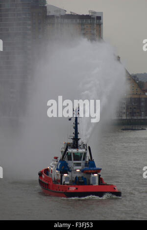 London, UK.  7. Oktober 2015. Die National Oceanography Centre Royal Forschung Schiff (RRS) "Entdeckung" kommt in London. -Verantwortlich für die ozeanographische Forschung - Entdeckung ist das 4. Schiff trägt den Namen und wurde im Jahr 2013 gebaut. Die Luftaufnahmen genommen Einnahme Wasser schießen Salut in Canary Wharf, Docklands und die Reise flussaufwärts in Richtung seinen Liegeplatz an der Tower Bridge, zeigen wo sie zwischen dem 7. und 11. Oktober 2015 festgemacht werden. Bildnachweis: Glenn Sontag / Alamy Live News Stockfoto