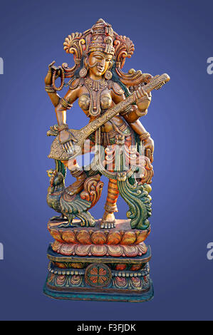 Holzkunst; Statue der Göttin Saraswati wissen; Karnataka; Indien; Asien Stockfoto