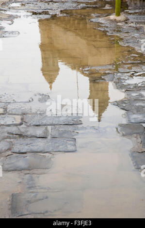 Tor der gefangen in einer Reflexion Regenwasser gesammelt während Monsun Chatrapati Shivaji Udyan Apollo Bunder Mumbai Indien Stockfoto