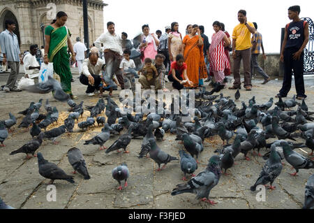 Leute, die füttern Tauben am Gateway of India; Chatrapati Shivaji Udyan; Apollo Bunder; Bombay-Mumbai Stockfoto