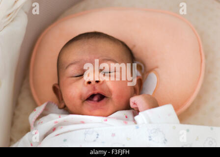 Baby Mädchen Namya; zwei Monate alt; Gesicht; Ausdrücke; Emotionen und Stimmungen Herr Stockfoto