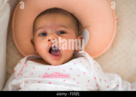 Baby Mädchen Namya; zwei Monate alt; Gesicht; Ausdrücke; Emotionen und Stimmungen Herr Stockfoto