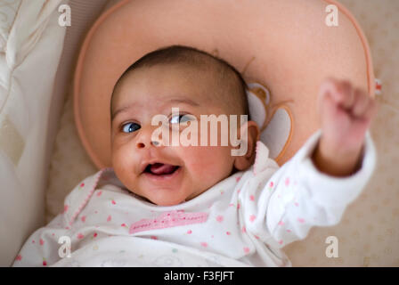 Baby Mädchen Namya; zwei Monate alt; Gesicht; Ausdrücke; Emotionen und Stimmungen Herr Stockfoto