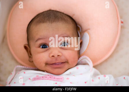 Baby Mädchen Namya; zwei Monate alt; Gesicht; Ausdrücke; Emotionen und Stimmungen Herr Stockfoto