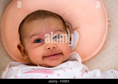 Baby Mädchen Namya; zwei Monate alt; Gesicht; Ausdrücke; Emotionen und Stimmungen Herr Stockfoto