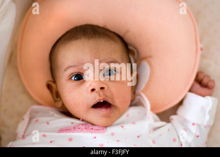 Baby Mädchen Namya; zwei Monate alt; Gesicht; Ausdrücke; Emotionen und Stimmungen Herr Stockfoto