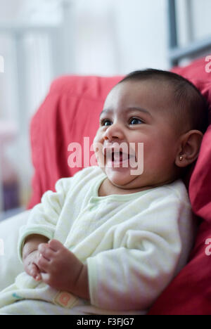 Baby Mädchen Namya; zwei Monate alt; Gesicht; Ausdrücke; Emotionen und Stimmungen Herr Stockfoto