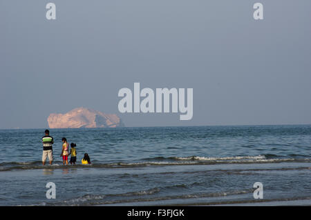 Eine Familie blickt auf den Golf von Oman in Maskat in das Sultanat Oman, eine sichere, freundliche Golfstaat Urlaubsziel Stockfoto