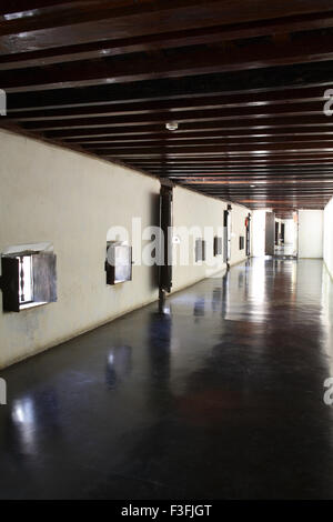 Korridor-Fenster und Türen im Padmanabhapuram hölzerne Palast; Tamil Nadu; Indien Stockfoto