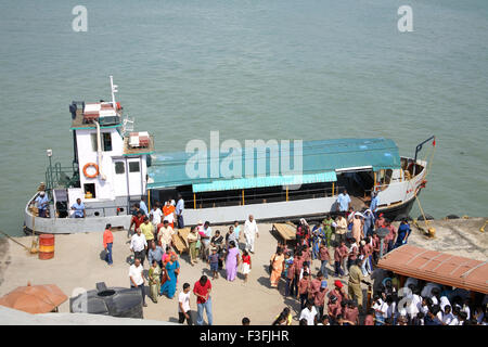 Fähre Boot; Menschen kommen aus der Fähre Boot bei Swami Vivekananda Rock Memorial Centre; Kanyakumari Stockfoto