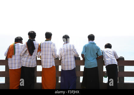 Touristen stehen vor Meer bei Swami Vivekananda Smarak; Vivekananda Rock Memorial; Kanyakumari; Tamil Nadu; Indien Stockfoto