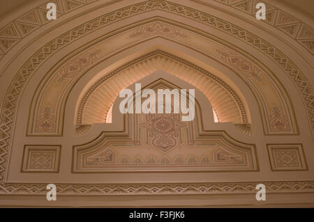 Kunstvoll geschnitzte Wandabschnitt im Royal Opera House in Shati Al-Qurm, Muscat, Oman Stockfoto