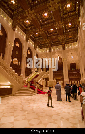 Lobby mit hohen Bögen und eine reich verzierte Holzdecke im Royal Opera House in Shati Al-Qurm, Muscat, Oman Stockfoto