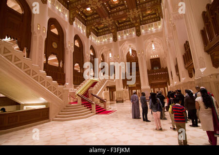 Lobby mit hohen Bögen und eine reich verzierte Holzdecke im Royal Opera House in Shati Al-Qurm, Muscat, Oman Stockfoto