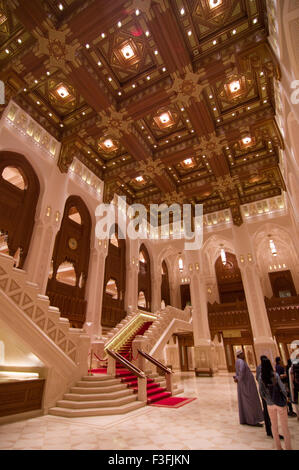 Lobby mit hohen Bögen und eine reich verzierte Holzdecke im Royal Opera House in Shati Al-Qurm, Muscat, Oman Stockfoto