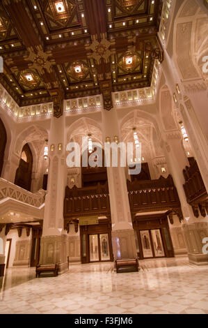 Lobby mit hohen Bögen und eine reich verzierte Holzdecke im Royal Opera House in Shati Al-Qurm, Muscat, Oman Stockfoto