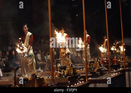 Junger Priester Höchstleistungen Ganga Aarti Dasaswamedh Ghat beginnt Sonnenuntergang Varanasi Uttar Pradesh Stockfoto