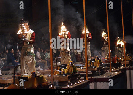 Junger Priester führen Ganga Aarti am Dasaswamedh Ghat die beginnt kurz nach Sonnenuntergang in Varanasi Uttar Pradesh Stockfoto