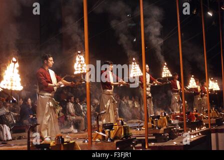 Junger Priester führen Ganga Aarti am Dasaswamedh Ghat die beginnt kurz nach Sonnenuntergang in Varanasi Uttar Pradesh Stockfoto