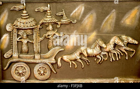 Mahabharata Schlacht, wo Lord Krishna und Arjuna in dem Wagen indischen Terrakotta Handwerkskunst sind Stockfoto