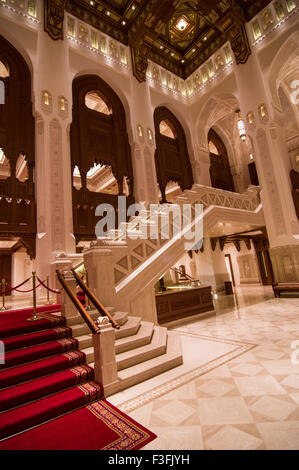 Lobby mit hohen Bögen und eine reich verzierte Holzdecke im Royal Opera House in Shati Al-Qurm, Muscat, Oman Stockfoto