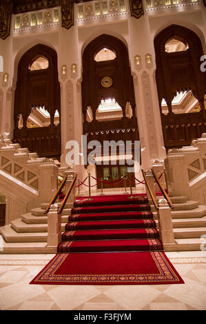 Lobby mit hohen Bögen und eine reich verzierte Holzdecke im Royal Opera House in Shati Al-Qurm, Muscat, Oman Stockfoto